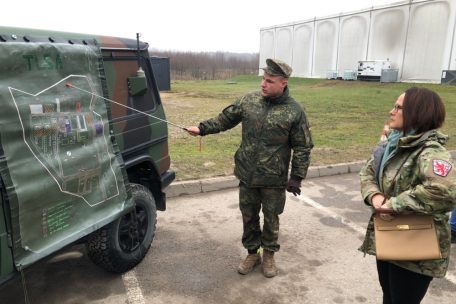 Ein deutscher Soldat erklärt Verteidigungsministerin Backes den Aufbau der „Temporary Logistics and Support Area“