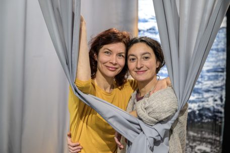 Führten durch die Ausstellung im Aufbau: Fabienne Elaine Hollwege (l.) und Piera Jovic (r.)