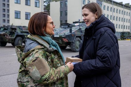 Freuen sich auf Kooperation: die beiden Verteidigungsministerinnen Yuriko Backes (r.) und Dovilė Šakalienė