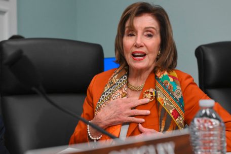 US-Demokratin / Nancy Pelosi kommt nach Sturz bei offiziellem Termin in Luxemburg in US-Klinik ins deutsche Landstuhl