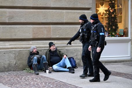 Die Polizei bleibt freundlich, aber bestimmt