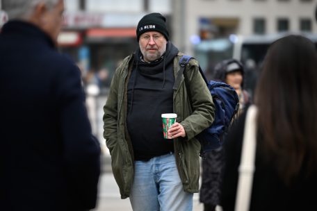 Allein in der Menge: Das erste Mal kostet das Betteln Überwindung