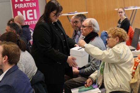 Die Statutenänderung wurde mit 28 Ja-, einer Nein-Stimme und einer Enthaltung angenommen