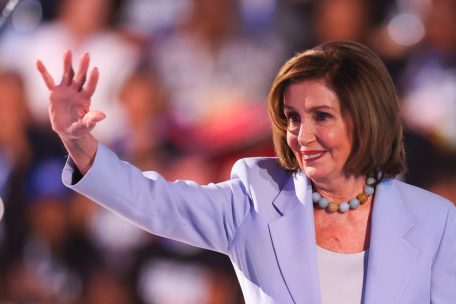 Auslandsreise / Nach Sturz in Luxemburg: US-Abgeordnete Nancy Pelosi erhält neue Hüfte
