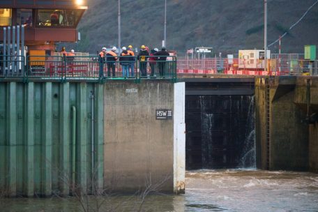 Schifffahrt / Nach Unfall: Taucher und Kran helfen beim Schleusen auf der Mosel