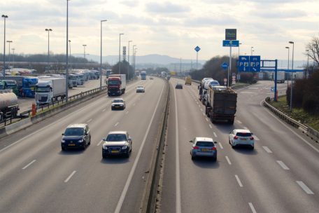 Flucht / Fahrer lässt Auto nach Unfall auf der A3 zurück: Polizei sucht Zeugen