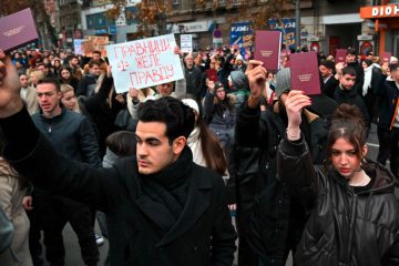 Serbien / Regierungspartei SNS reagiert mit schlagkräftigen Störmanövern auf Studentenproteste