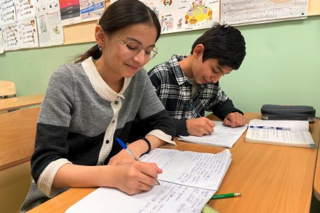 Die elfjährige Aischa und ihr 13-jähriger Bruder Malik üben sich an russischer Grammatik. Vor zwei Jahren sprachen sie kein Wort Russisch.