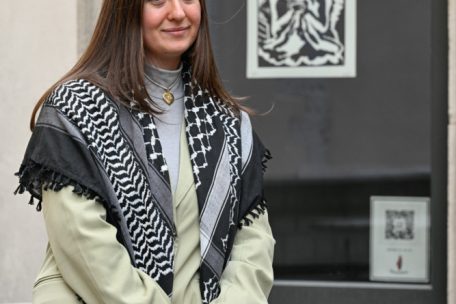 Gabrielle Antar beim Aufbau der Ausstellung