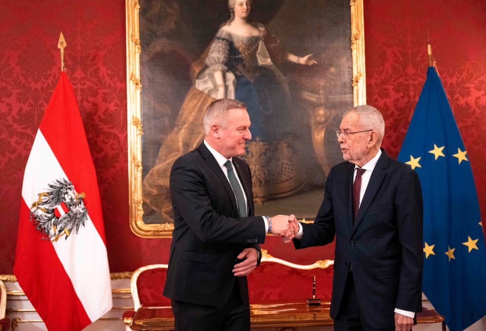 Österreich  / ÖVP hält FPÖ für „Sicherheitsrisiko“, koaliert aber eifrig mit ihr