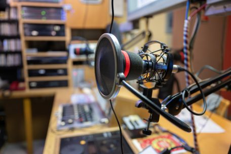 Radio R.O.M. ist in der Region Medernach-Ernztal auf 101,5 MHz (UKW) zu hören sowie auch überall im Webstream