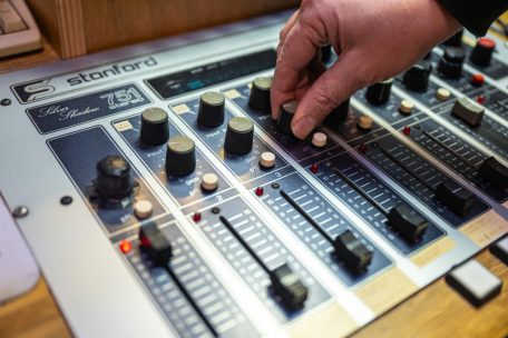 Beim technischen Material der Lokalradios kommen zum Teil auch gebrauchte und reparierte Geräte zum Einsatz