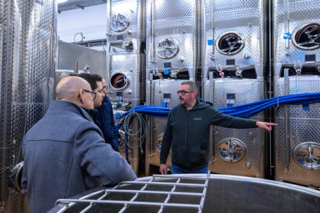 Zurück in der Kellerei in Wormeldingen erklärt uns Tom Schumacher bereits die weiteren Schritte der Weinproduktion