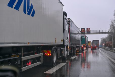 Verkehr / Luxemburg setzt Fahrverbot aus: Lkw dürfen jetzt auch sonntags über die Autobahn brettern