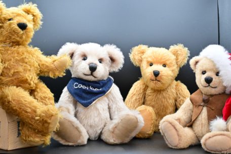 Die Evolution von Tanias Teddybären: links der allererste, den sie im Bastelkurs machte; ganz rechts das vorerst letzte Modell