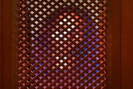 Schwätzchen mit dem Gottessohn: Hinter dem Beichtstuhl-Gitter in der Peterskapelle wurde wartet der KI-Jesus 