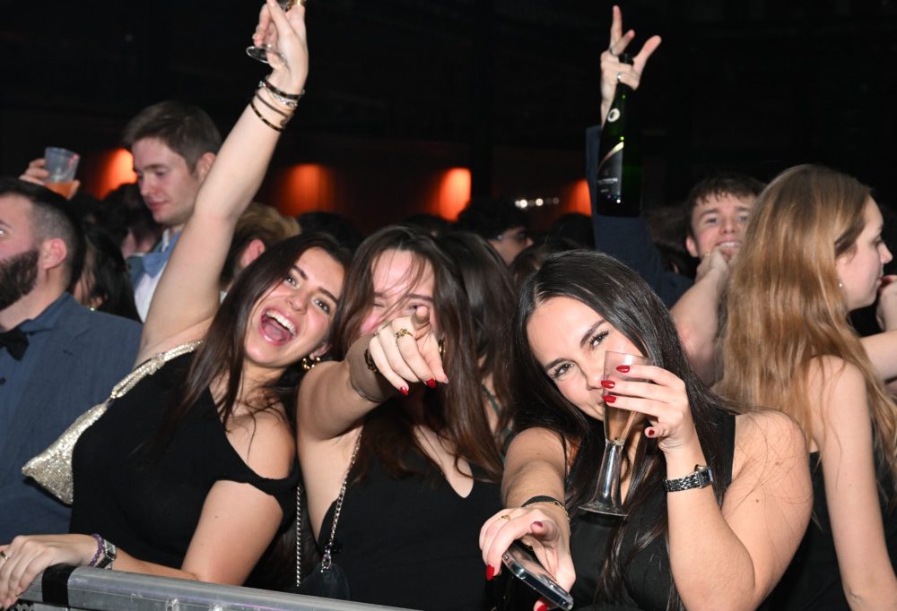Mega-Party / Tausende feiern beim Zürcher Ball in der Luxexpo bis ins Morgengrauen
