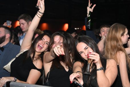 Mega-Party / Tausende feiern beim Zürcher Ball in der Luxexpo bis ins Morgengrauen