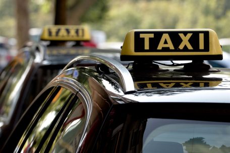 Kirchberg / Taxifahrer überfallen – Polizei findet mutmaßliche Täter in leerstehendem Haus