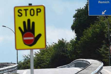 Geisterfahrer / Betrunkener fährt falsch herum auf die A4 – Polizei stoppt ihn am Kreisel Raemerich 