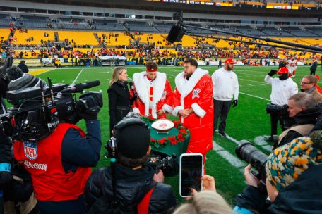 American Football / Großes Quarterback-Spektakel an Weihnachten: Lamar Jackson läuft bei Netflix-NFL-Premiere zu Rekord