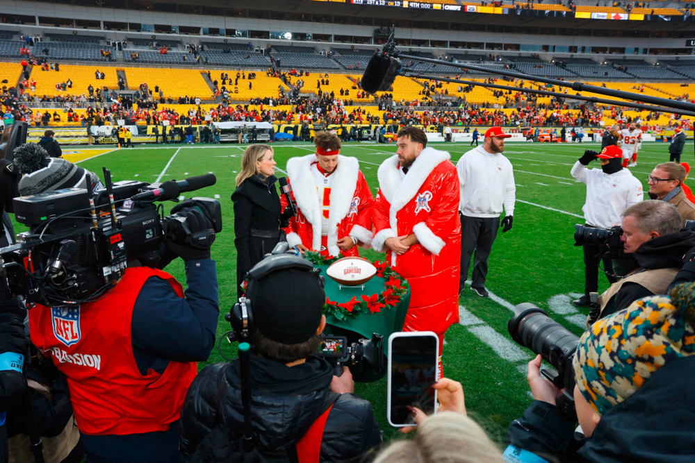 American Football / Großes Quarterback-Spektakel an Weihnachten: Lamar Jackson läuft bei Netflix-NFL-Premiere zu Rekord