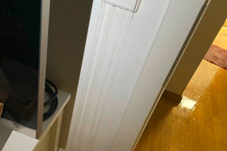 Wasser läuft aus einem Lichtschalter