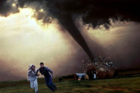Nix wie weg hier: Helen Hunt und Bill Paxton fliehen im Action-Kracher „Twister“ 1996 vor einem scheunenfressenden Monstertornado – natürlich in Oklahoma