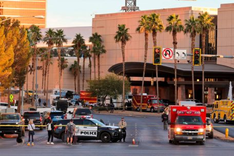 Ein Fahrzeug des Las Vegas Metropolitan Police Department blockiert die Straße in der Nähe des Trump International Hotel & Tower Las Vegas