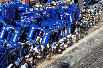 Runtergekippt / Bierlaster verliert Ladung auf Kreuzung mitten in Moutfort