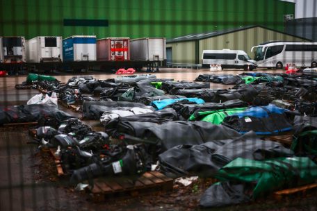 Schlauchboote und Außenbordmotoren, die von illegalen Migranten für die Überquerung des Ärmelkanals genutzt wurden, werden im Hafen von Dover gelagert