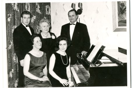 Das Ensemble Onst Lidd. V. l. n. r. sitzend: Béby Kohl-Thommes und Jeannette Braun-Giampellegrini; stehend: Laurent Koster, Lou Koster und Venant Arend