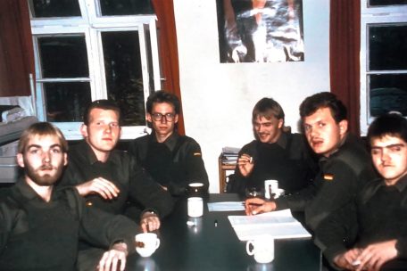 Sanitätssoldaten in ihrer Stube in der Tannenbergkaserne von Marburg während der Grundausbildung 1986. Dritter von links ist der Autor.