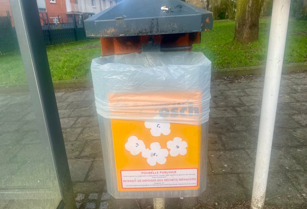 Abfall / Wohin mit der Zigarette, wenn der Bus kommt?