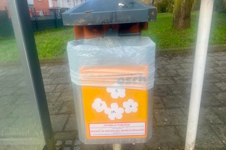 Abfall / Wohin mit der Zigarette, wenn der Bus kommt?