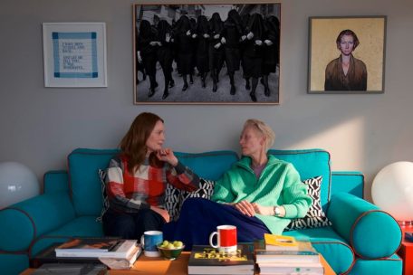 Julianne Moore (l.) und Tilda Swinton (r.) in „The Room Next Door“