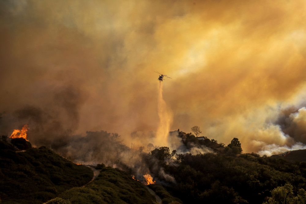 Los Angeles / Schwerer Waldbrand schlägt Tausende Menschen in die Flucht
