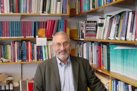 Joseph E. Stiglitz ist ehemaliger Chefökonom der Weltbank, ehemaliger Vorsitzender des wirtschaftlichen Beraterstabs des US-Präsidenten, Universitätsprofessor an der Columbia University, Nobelpreisträger für Wirtschaftswissenschaften und Verfasser des demnächst erscheinenden Buchs „Der Weg zur Freiheit – Ökonomie für eine gerechte Gesellschaft“ (Siedler Verlag, 2025).
