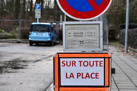 Einstweilen sind die 16 Parkplätze bis zum 28. April gesperrt. Die Fortsetzung aber wird folgen.