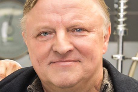 Konzert / Viel „Mehr“ als Kommissar: Axel Prahl und sein Inselorchester im Trifolion