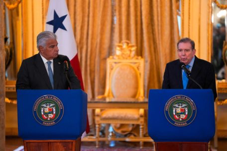 Während Maduro an diesem Freitag für eine weitere Amtszeit den Amtseid ablegen will, tourt der wahrscheinliche Sieger der letzten Präsidentschaftswahlen, Edmundo González Urrutia (r.), durch die Region und wird, wie hier vom Präsidenten Panamas, José Raúl Mulino (l.), quasi als Staatsgast empfangen