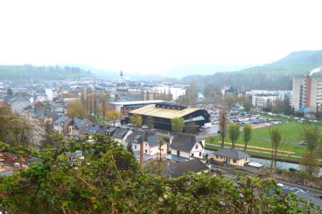 Dort, wo einst Hunderte von Fahrzeugen vor der Deichhalle parkten, entsteht nun eine Grünfläche, die nicht nur der anstehenden Luxemburger Gartenschau, sondern auch anderen Festivitäten dienen soll
