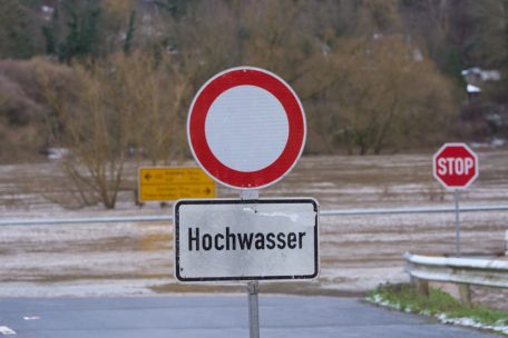 Grenzgebiet / Mann und Frau im Auto bei Perl von Hochwasser eingeschlossen
