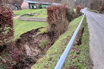 Lintgen / Starkregen verursacht Erdloch bei Gemeindesaal