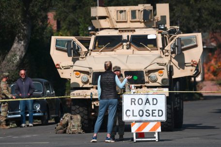 Nach dem Feuer folgt eine weitere Gefahr: Plünderungen. Seit Ausbruch der ersten Brände am Dienstag nahm die Polizei bis Donnerstag mindestens 20 Menschen wegen Diebstahls fest. Es wurde eine nächtliche Ausgangssperre verhängt, die Nationalgarde patrouilliert in den betroffenen Gebieten.