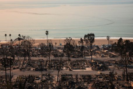 Mindestens 12.000 Gebäude sind nach Feuerwehr-Angaben bislang in Flammen aufgegangen