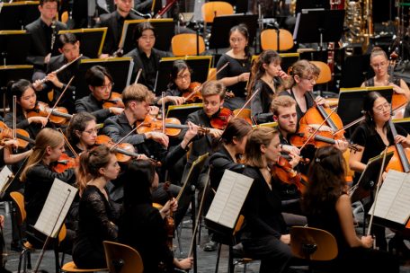 Von Coplands „Fanfare for the Common Man“ bis hin zu Schostakowitschs Jazz-Suite Nr. 1: Die Junge Deutsche Philharmonie begeisterte mit Vielseitigkeit und dynamischen Interpretationen