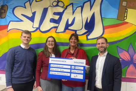 Luxemburg-Stadt / Spendenscheck für Schlafsäcke: Golding Capital Partners überreicht der „Stëmm“ 2.500 Euro