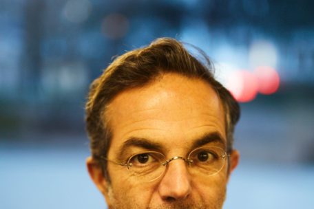 Blinde Flecken suchen, da hingehen, von wo kaum berichtet wird – Kermani weiß: Wir sind viel direkter als früher mit dem Leben in fernen Regionen verbunden