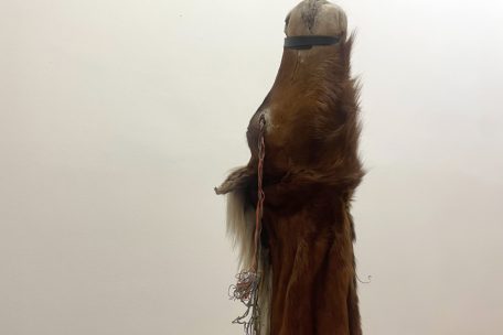 Friedmann thematisiert die Unmenschlichkeit in Installationen wie „Bonjour Tristesse“ (1996)